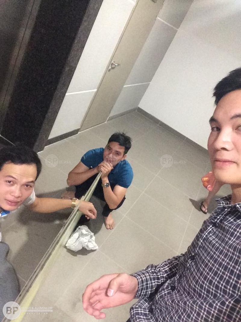 Kính ốp bếp màu be tại số 440 Việt Hưng